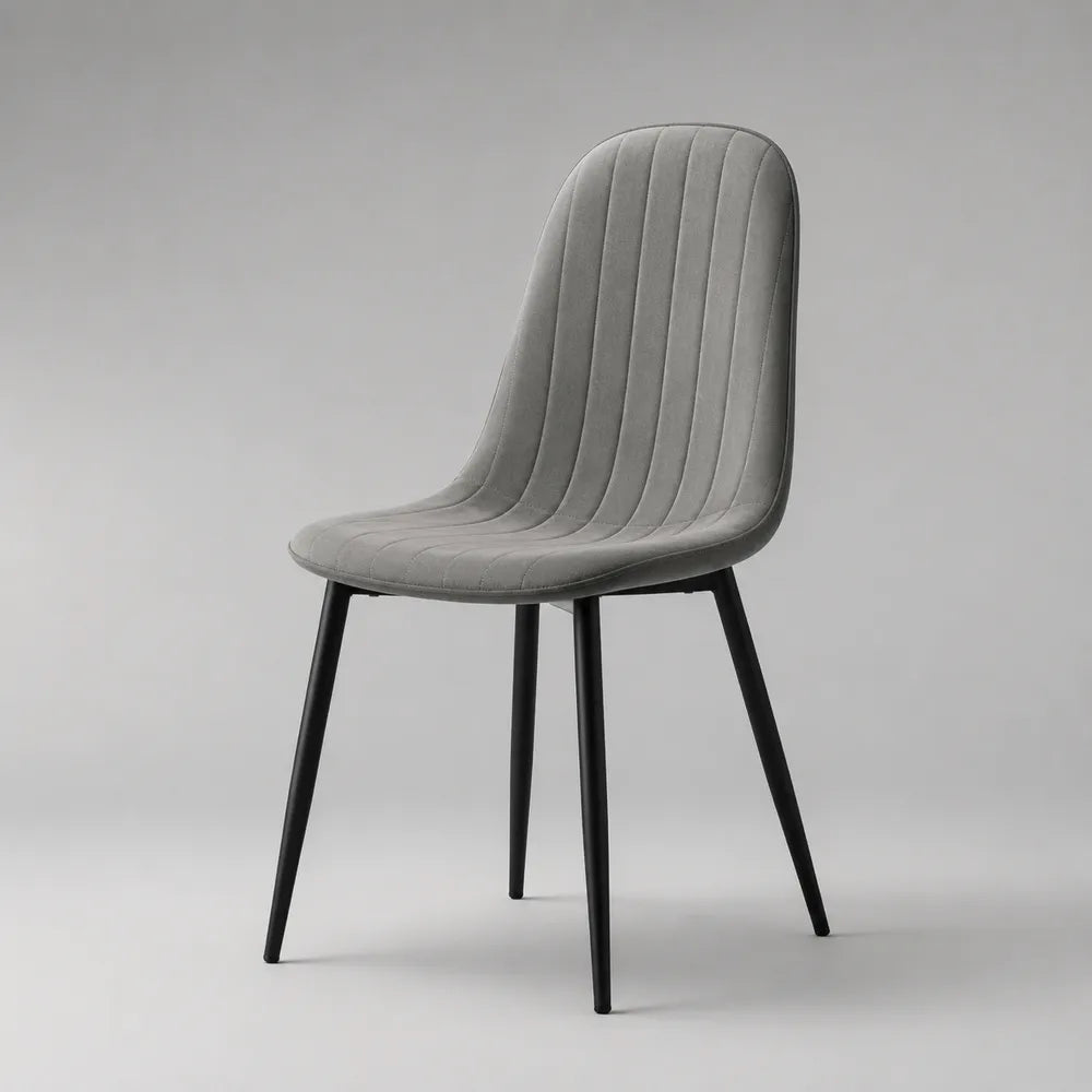 Sedia da pranzo 50x55x85 cm rivestimento in tessuto poliestere grigio schienale con cuciture verticali gambe in metallo nero struttura a quattro gambe design moderno